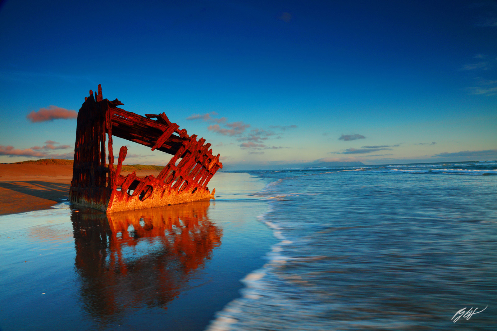 Sunset Peter Iredale Shipwreck on Clatsop Split in Fort Stevens State Park on the Northern Oregon Coast