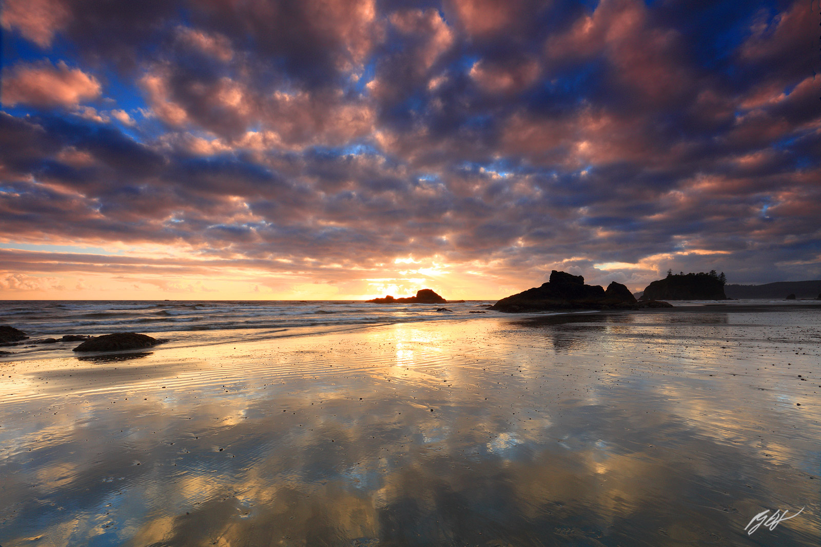 Sunset on Ruby Beach in Olympic National Park in Washington