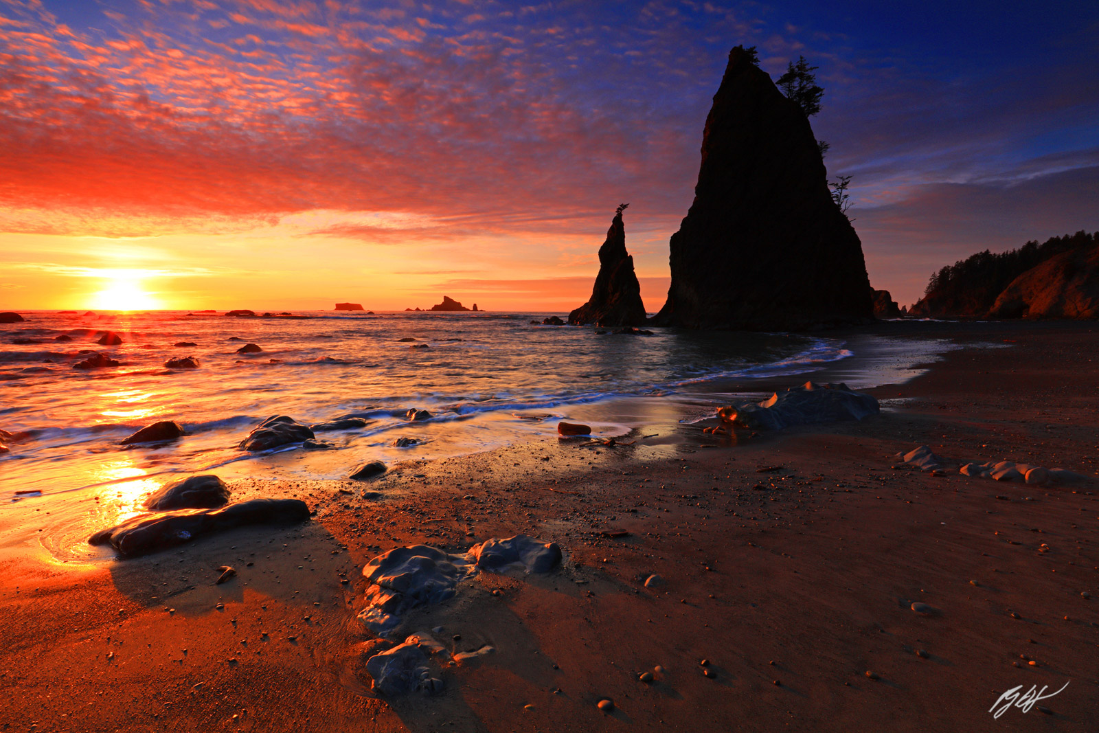 Sunset with Split Rock on Rialto Beach in Olympic National Park in Washington