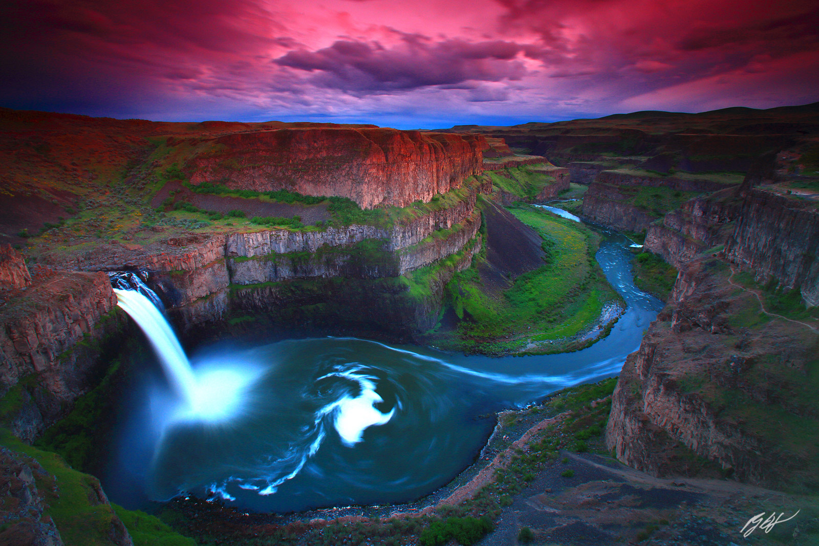 Sunset over Palouse Falls and Palouse Canyon in Palouse Falls State Park in Washington