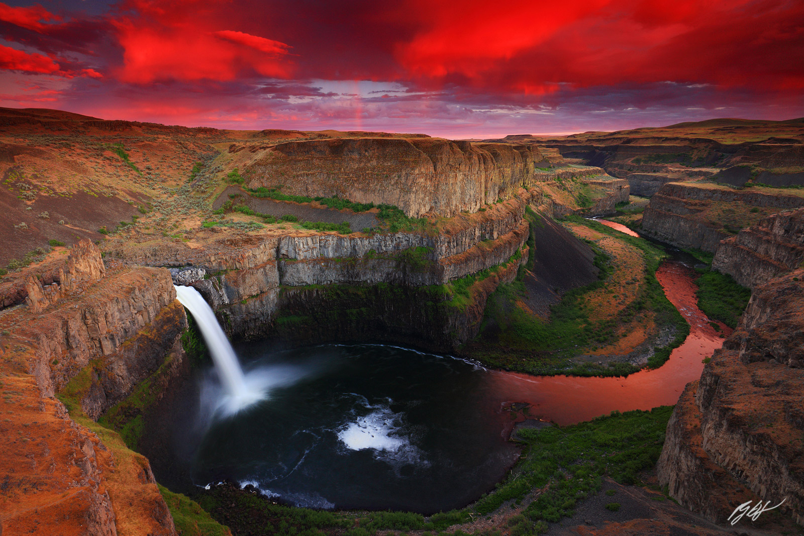 Sunset over Palouse Falls and Palouse Canyon in Palouse Falls State Park in Washington