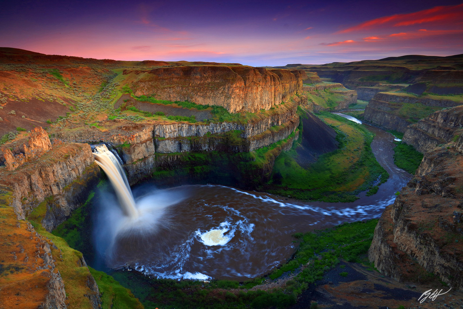 Sunset over Palouse Falls and Palouse Canyon in Palouse Falls State Park in Wahington