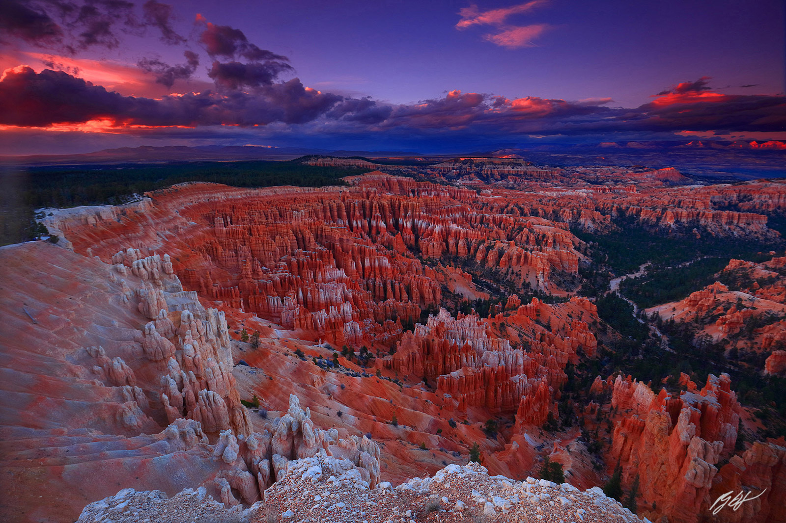 Sunset from Inspiration Point in Bryce Canyon National Park in Utah