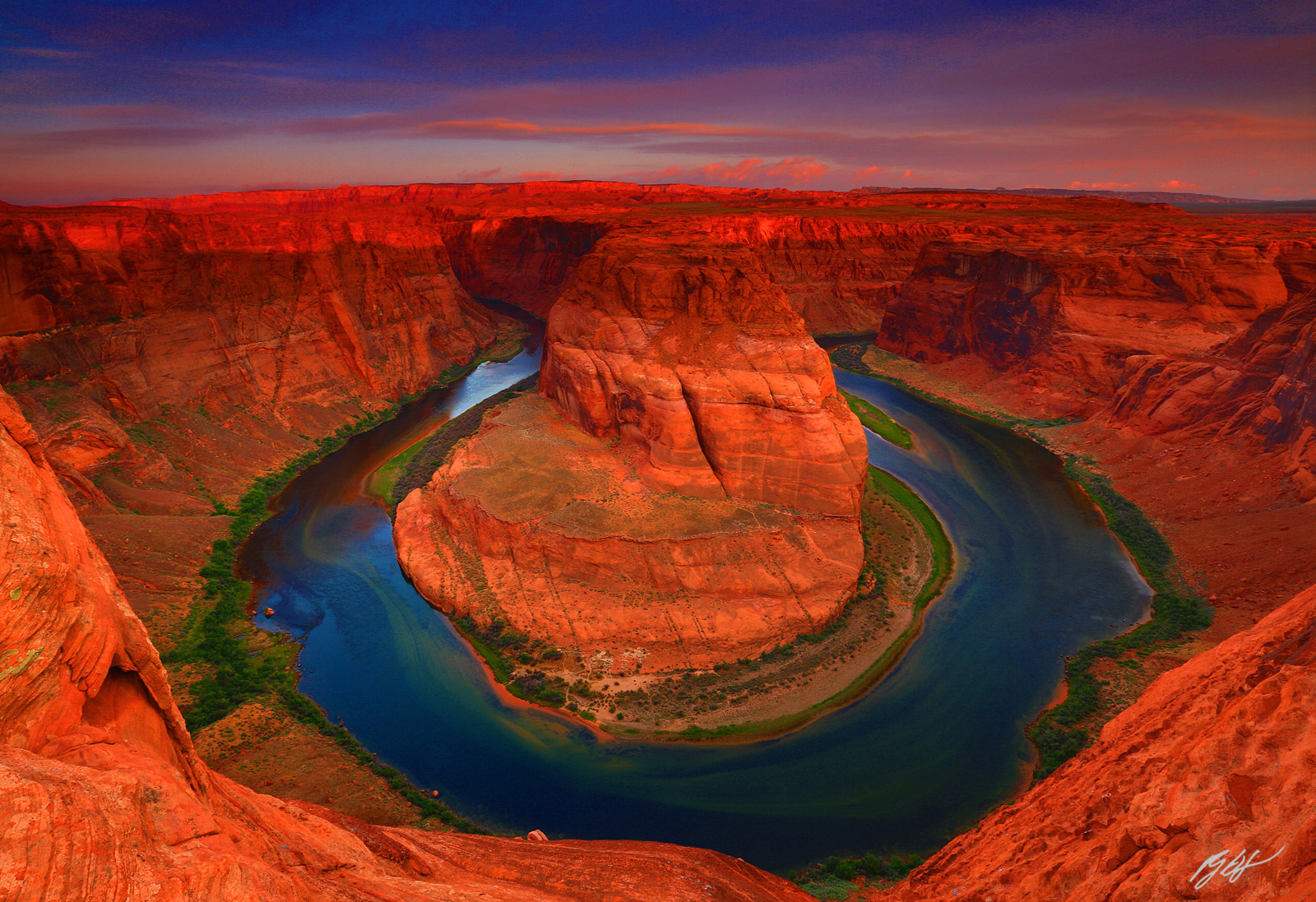 Sunrise Horseshoe Bend and the Colorado River in the Glen Canyon Recreation Area in Arizona