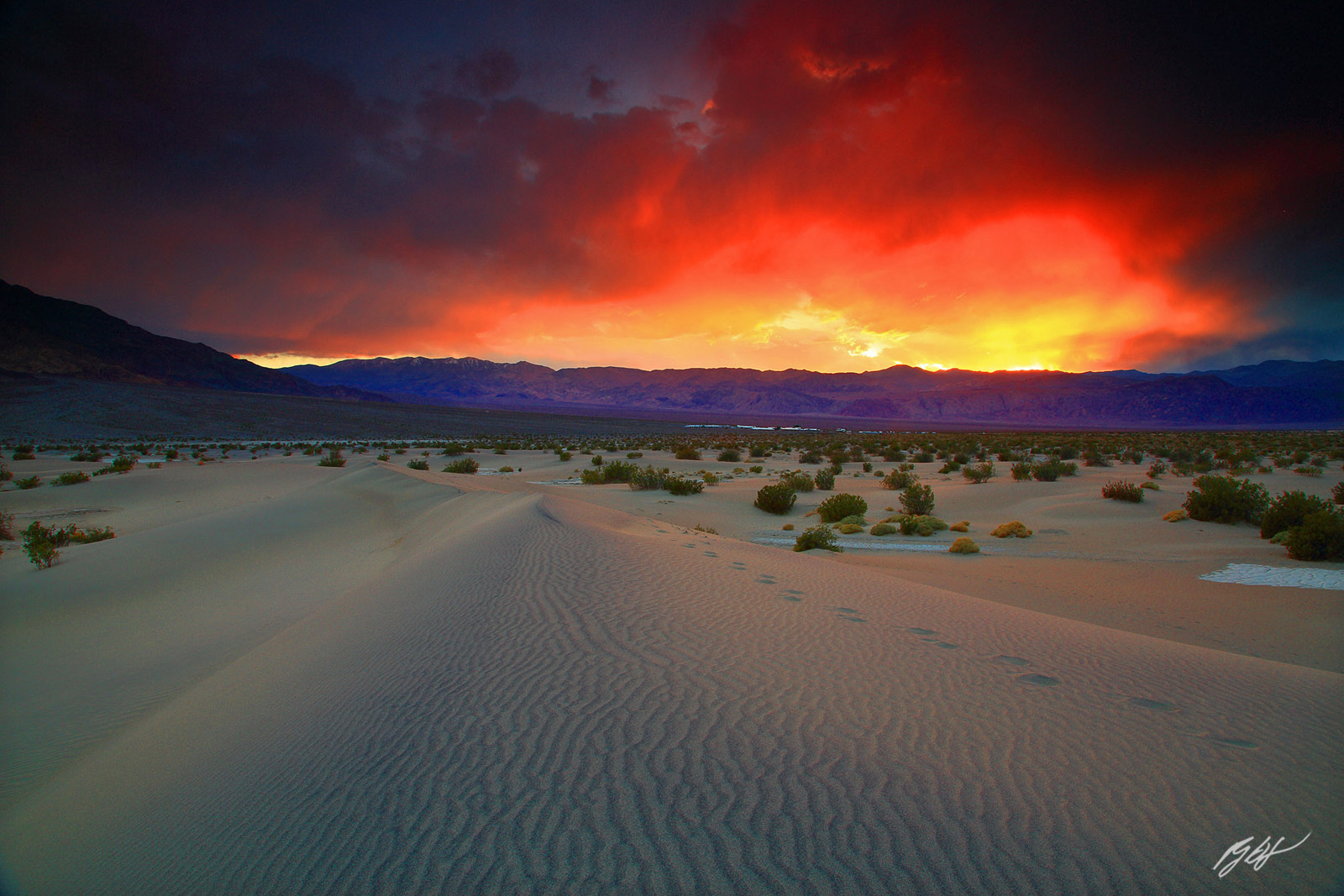 Sunset in the Mesquite Dunes in Death Valley National Park in Utah