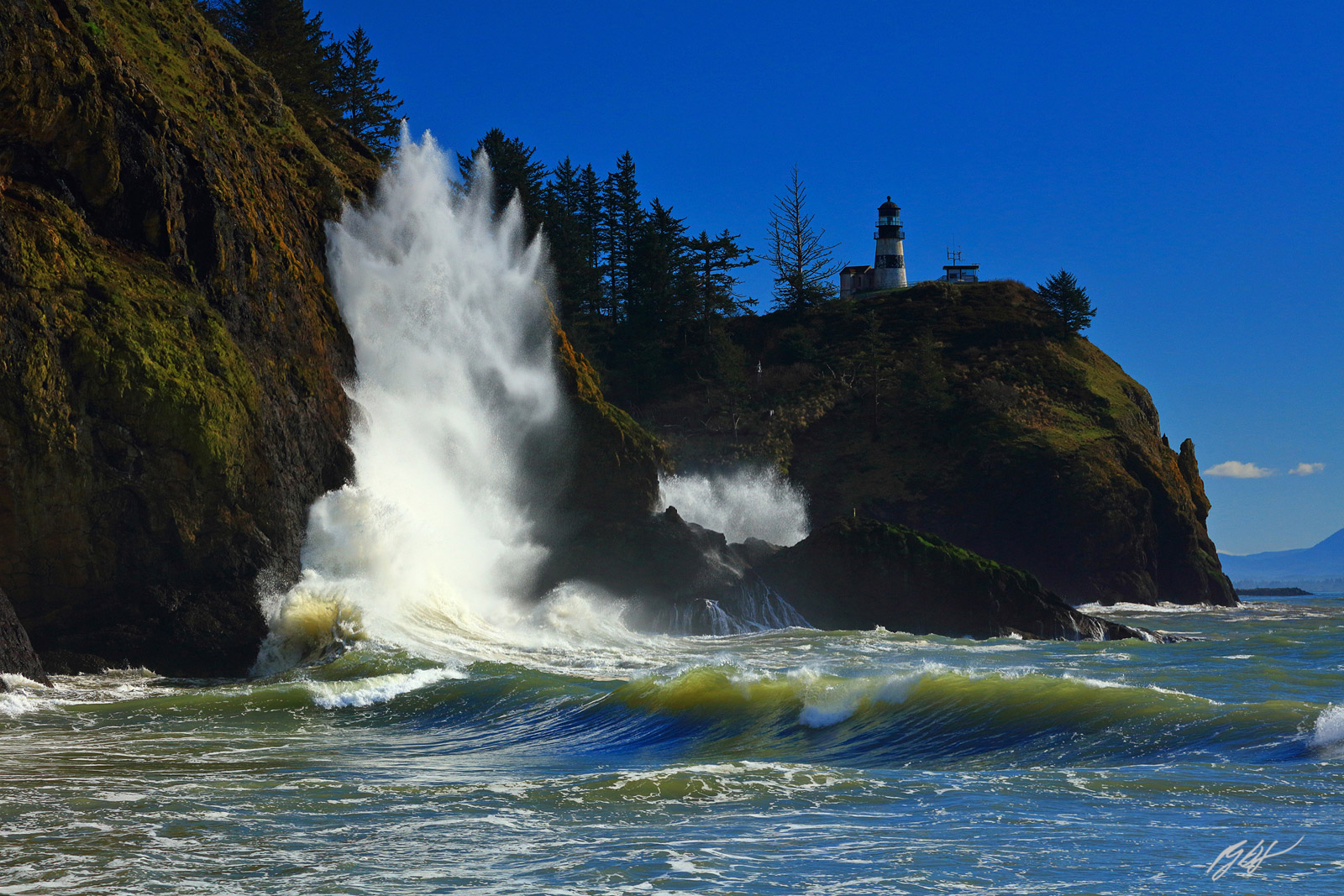 Big waves and the Cape Disappointment Lighthouse in Cape Disappointment State Park in Washington