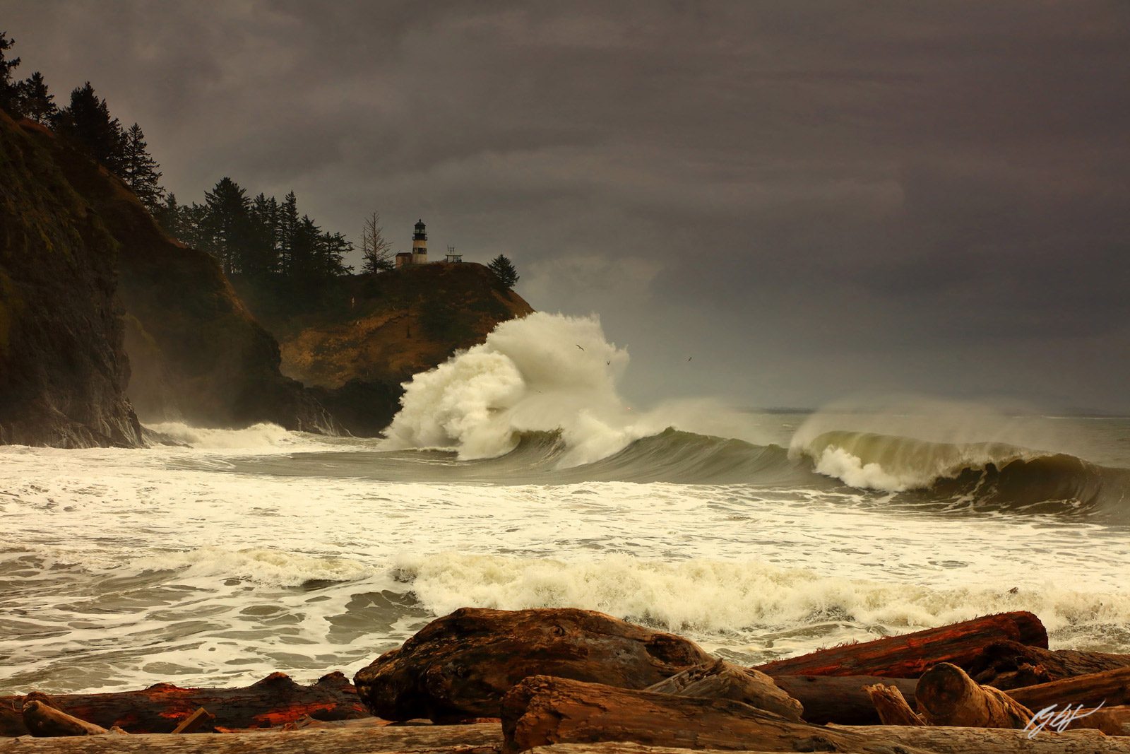 Big Waves and the Cape Disappointment lighthouse in Cape Disappointment State Park in Washington