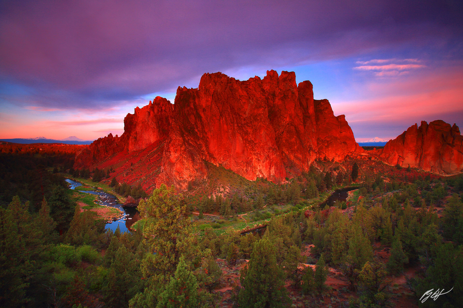 Sunrise on Smith Rock and the Crooked River in Smith Rock State Park in Oregon