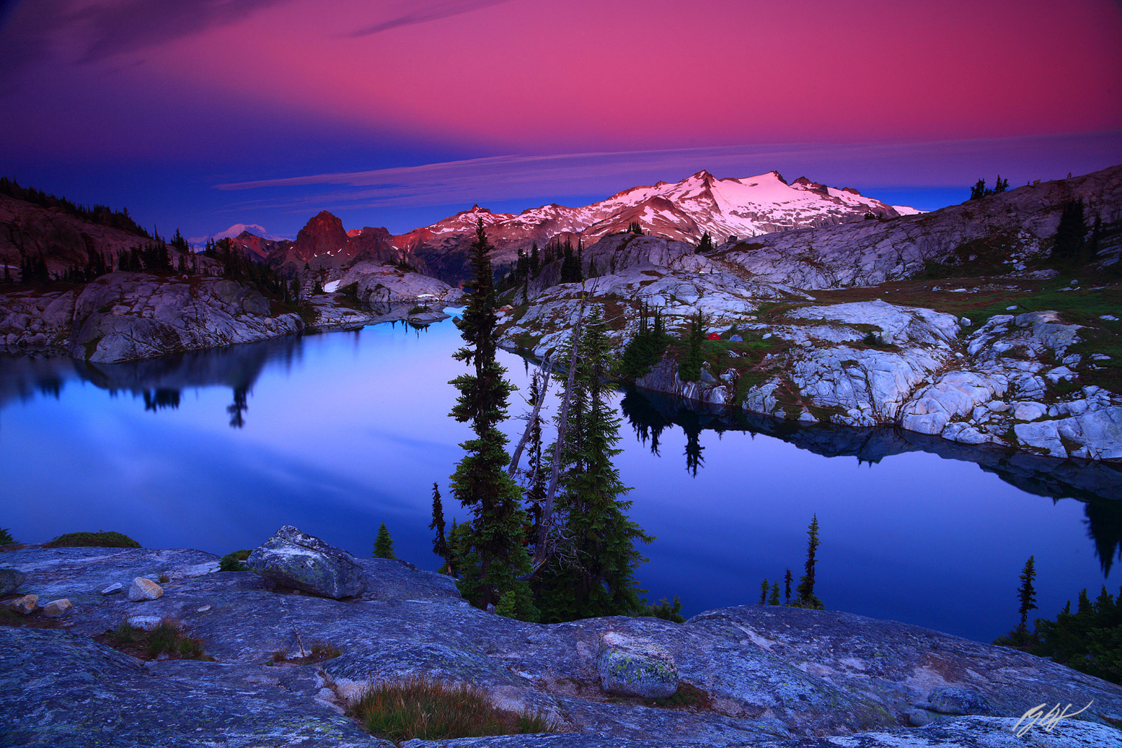 Sunrise Mt Daniel and Robin Lake in the Alpine Lakes Wilderness in Washington